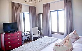 Under Oaks Guest House